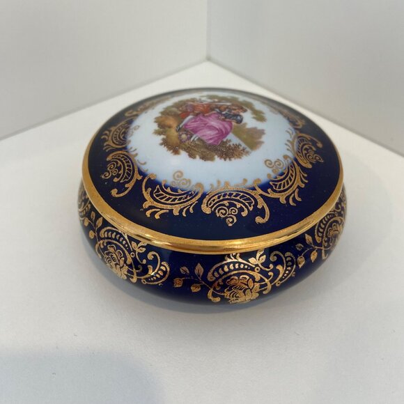 Vintage Limoges Round Porcelain Jewelry Box With Romantic Scene & Gold Detailing - Picture 3 of 16